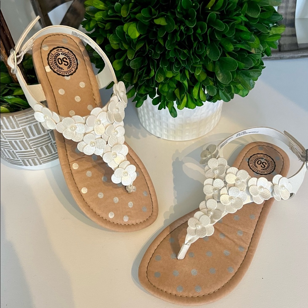 ⭐️2 for $30⭐️ADORABLE SANDAL W/FLORAL APPLIQUÉ
